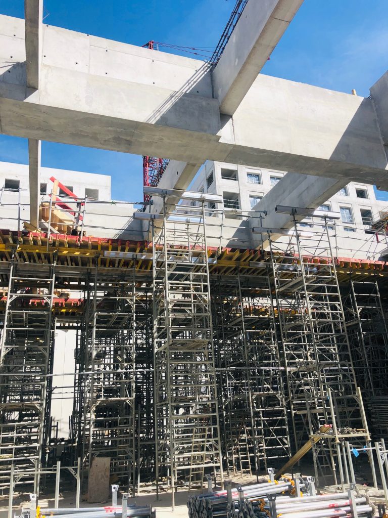 étaiement et matériel de sécurité sur un ouvrage en construction