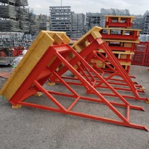 Self-clamping platform