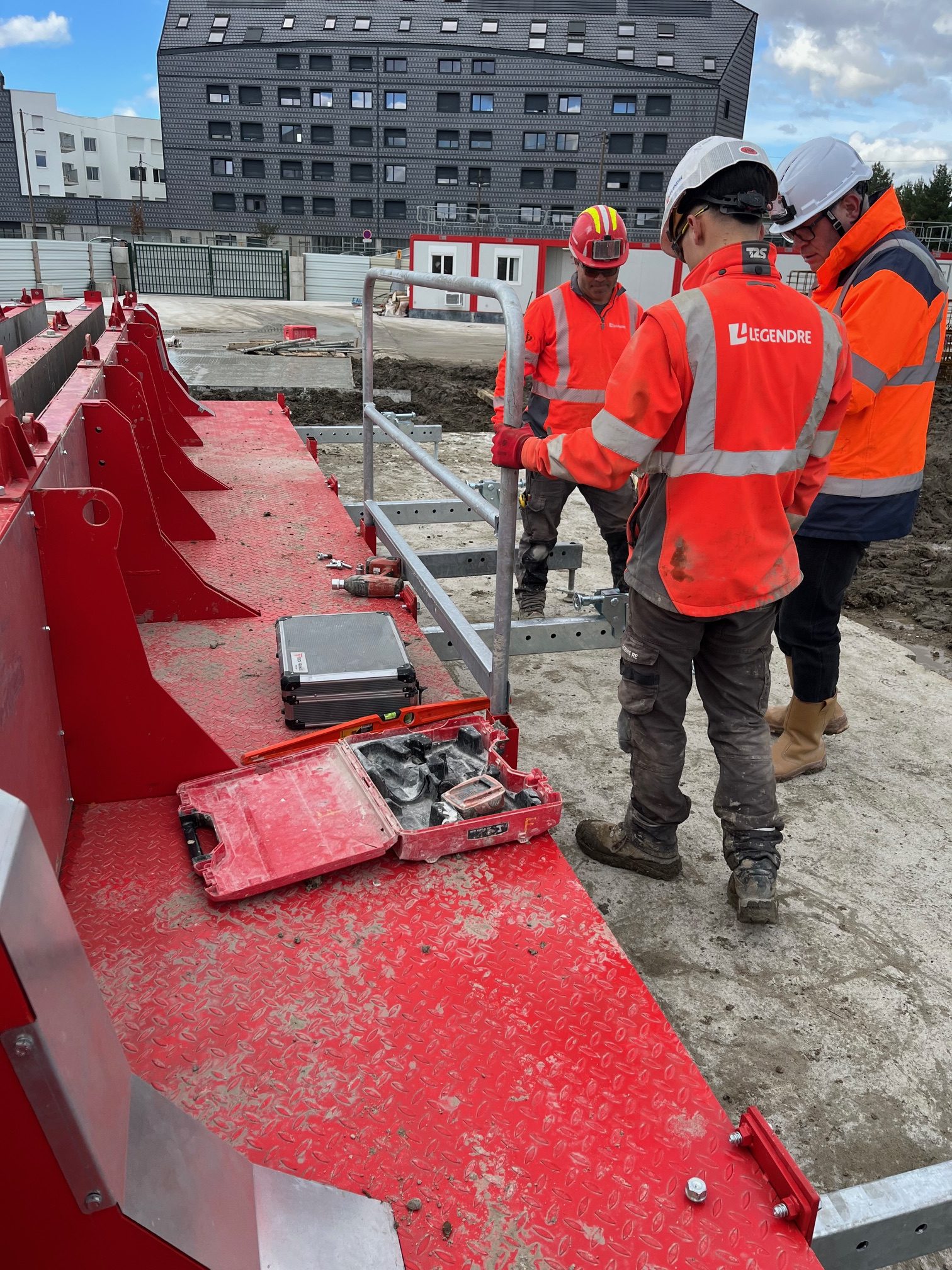 Installation d’un moule de poutres sur chantier à Bordeaux (Février 2026)