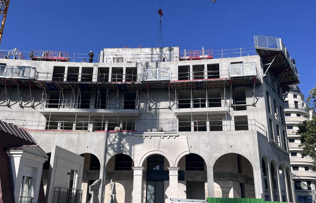 Chantier en Île de France, plateformes en toute sécurité : plateformes PTE Copass 200, Plateaux Polyvalents avec équerres pour tables de balcons, étais droits de séchage, gardes-corps